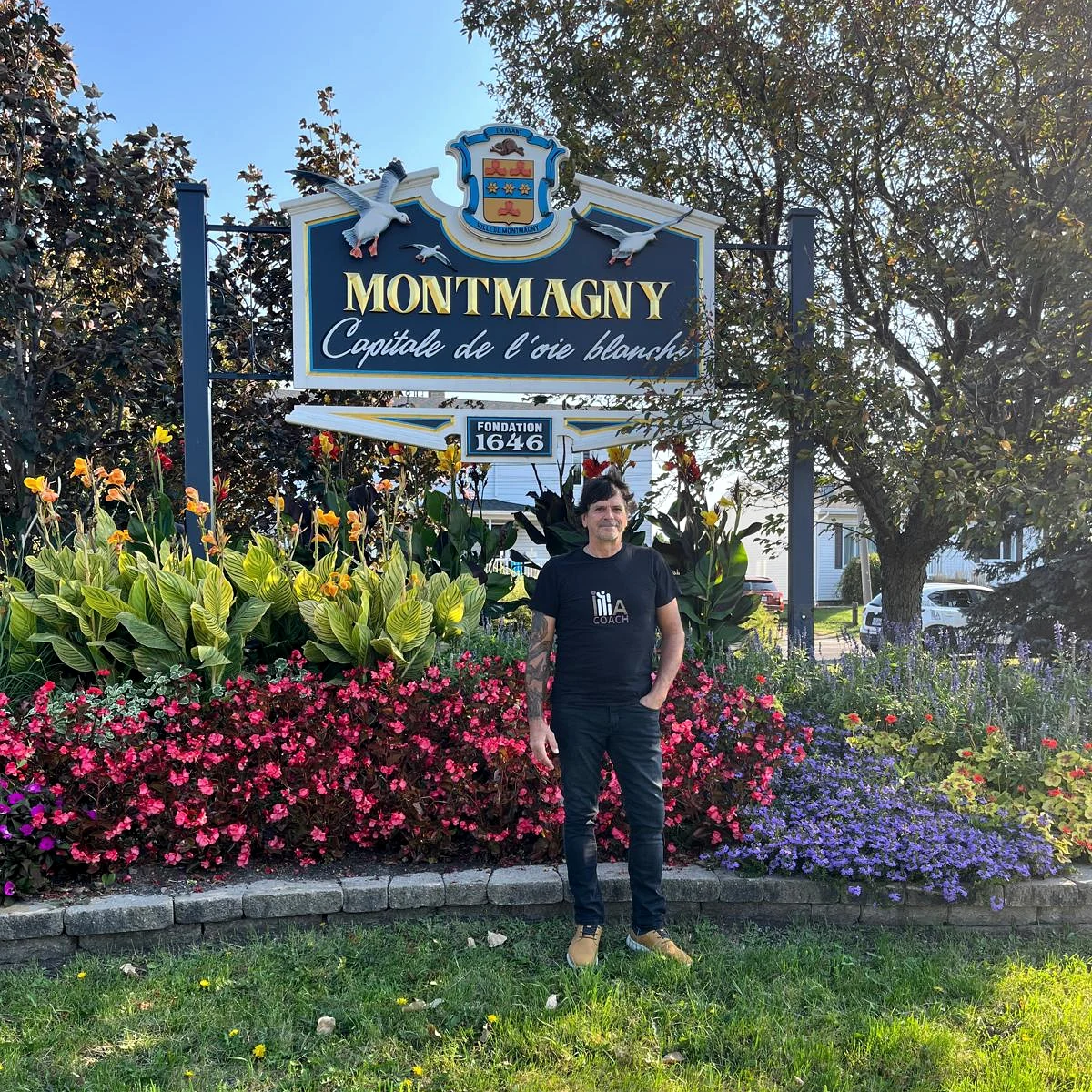 Sylvain Langlais devant l'entrée de la ville de Montmagny