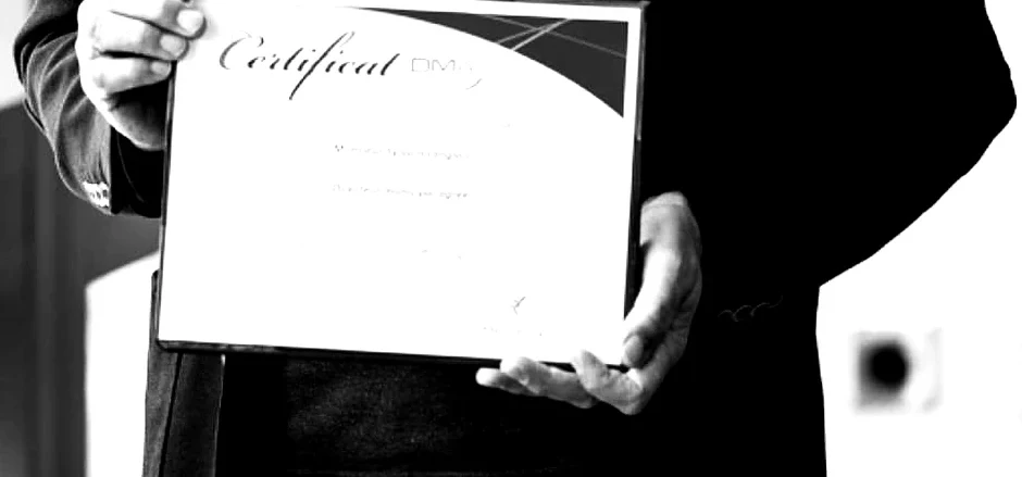 Sylvain Langlais tenant son certificat de directeur municipal agréé de l'ADMQ