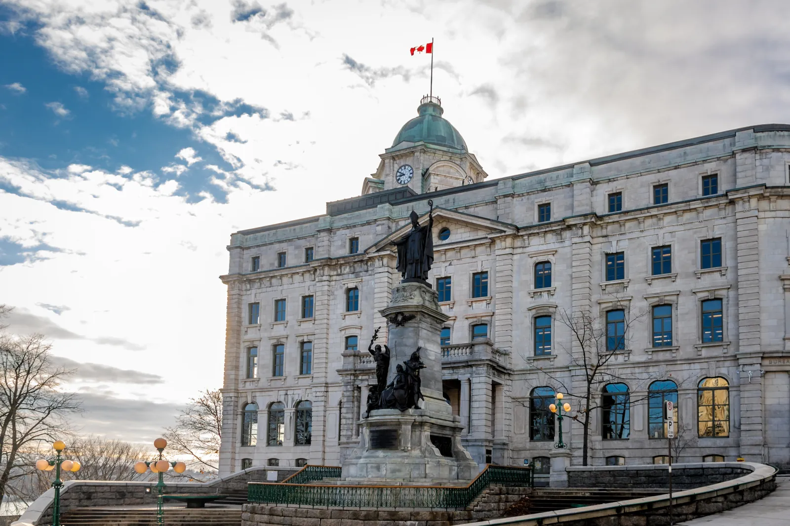 Édifice institutionnel en pierre à Québec